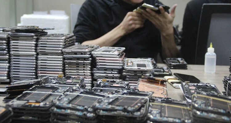 2026년 iPhone LCD 화면 가격이 양극화됩니다: 수리점이 원래 리퍼브 디스플레이로 다시 전환하는 이유